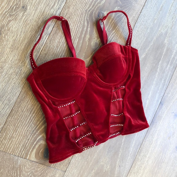 Red lingerie - Picture 3 of 6